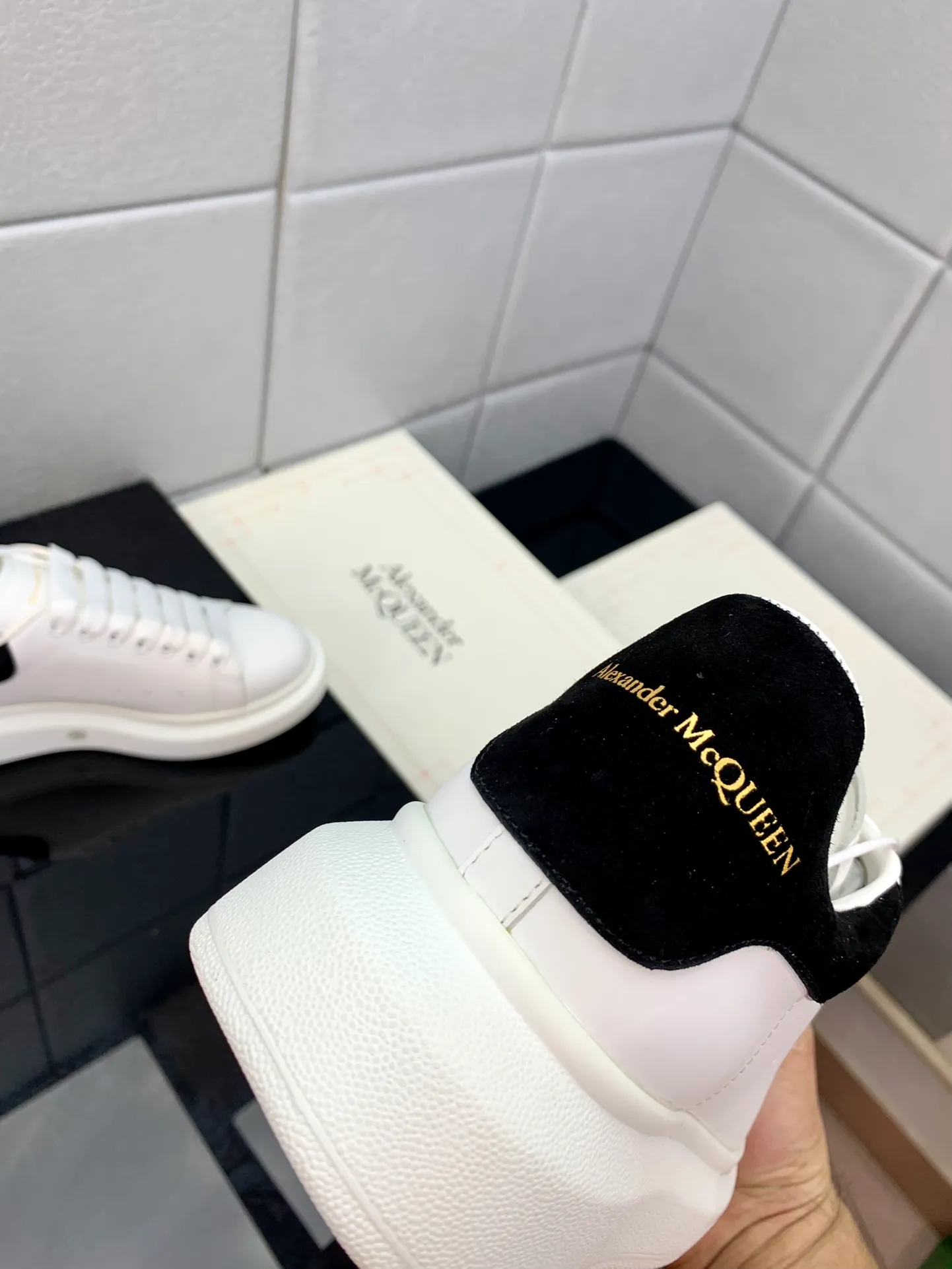 👟👟Ex-factory price 480👟👟 2022 latest upgraded version The latest McQueen white shoes original 1⃣: 1⃣ perfect replica ☑Deliver the latest counter full set of packaging 🎁Full series of color styles are constantly updated🥳🥳 🔺Fabric: Customized original matte silk cowhide 🔺Inner: imported water-dyed sheepskin lining/original customized soft cowhide cushion 🔺Feet: super clear high temperature air pressure logo➕soft latex pad 🔺Outsole: rubber T👟👟Ex-factory price U vacuum bottom/I👟👟Ex-factory price foam original bottom, thick bottom about 4cm 🔺Size: Female M34-40 Male M39-45